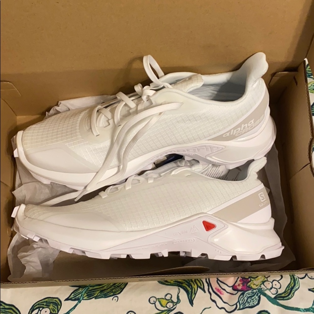 Nwt Salomon trail running shoes